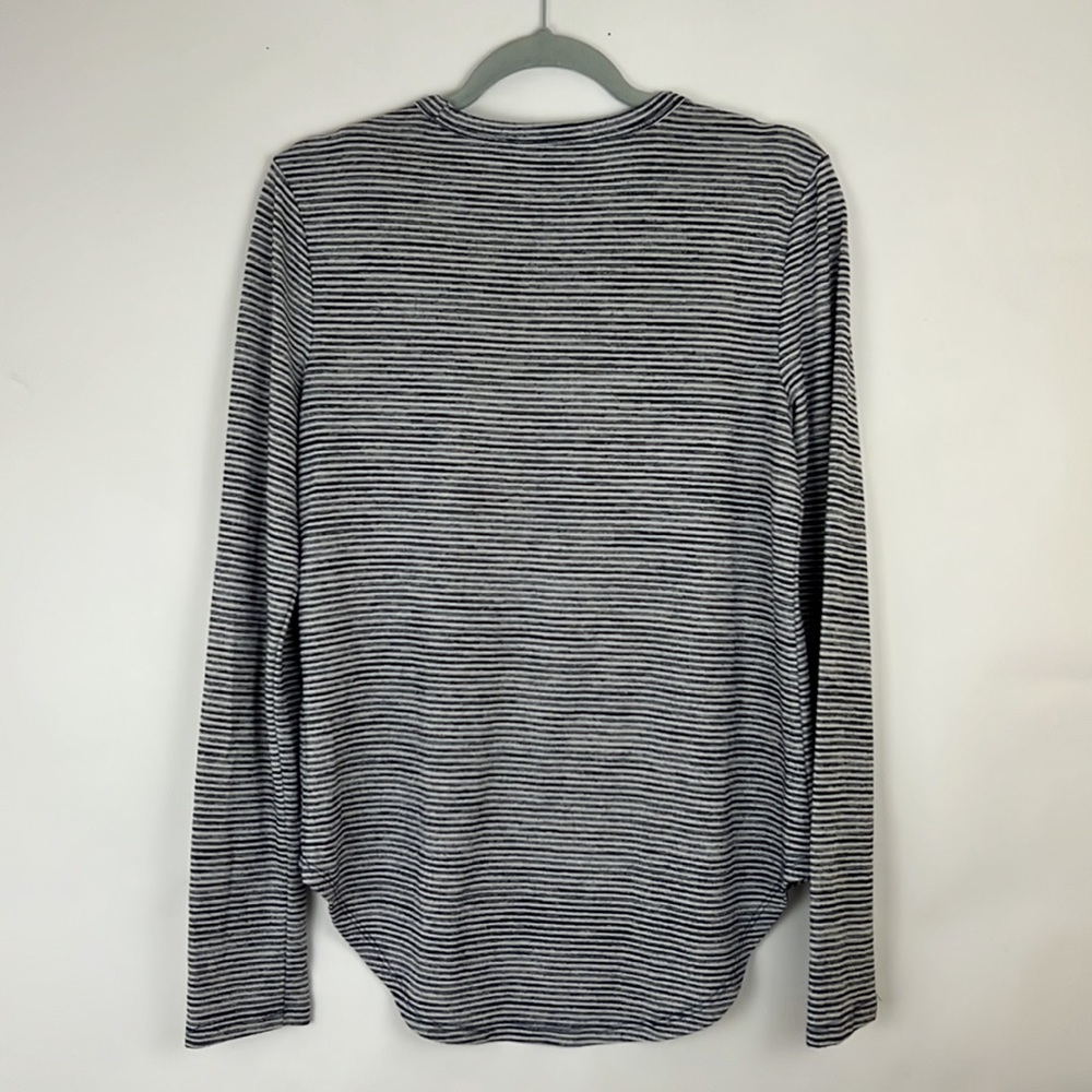 BANANA REPUBLIC long sleeve top in navy blue and white; very soft! M - Picture 2 of 6
